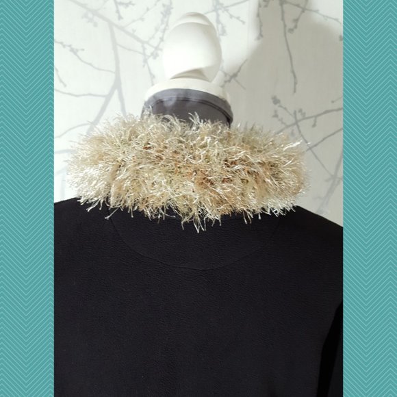 Cityscape Black Fleece Jasper Canada Embroidered Pullover w/ Faux Fur Collar - Picture 5 of 6